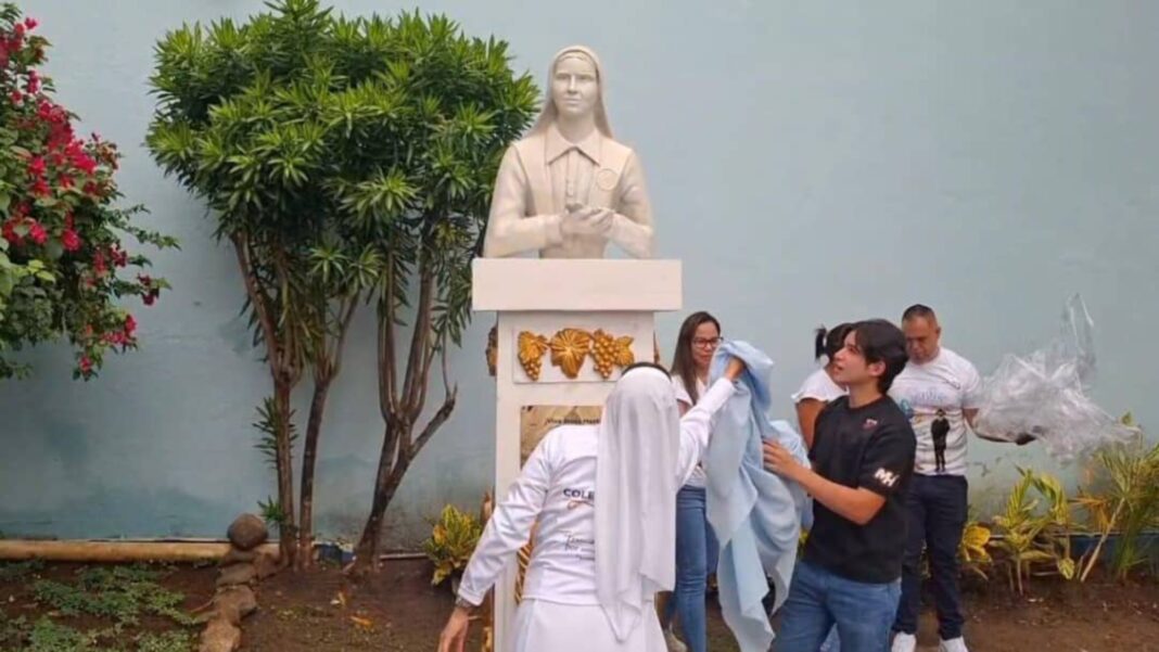 Develan busto en honor a santa Carmen Rendiles en Carabobo
