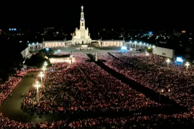 Miles de peregrinos llegan al Santuario de Fátima para conmemorar las apariciones de la Virgen