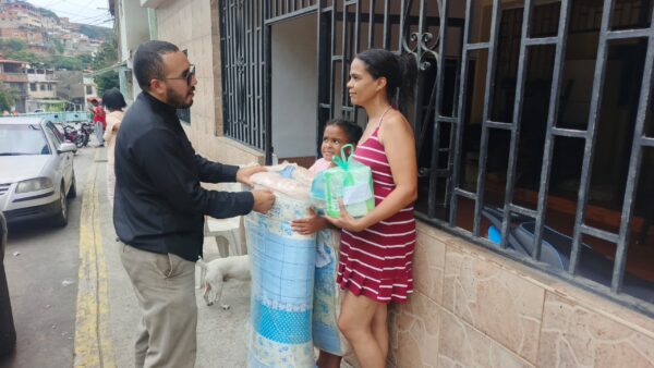 Los seminaristas venezolanos, junto a los damnificados por el terremoto