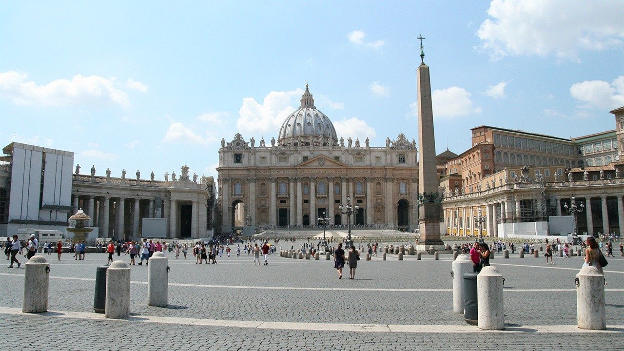 El Papa firma la nueva Ley Fundamental del Estado de la Ciudad del Vaticano