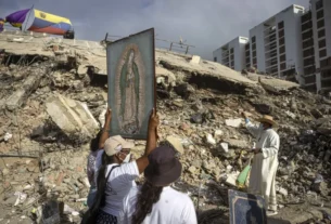 Sacerdote mexicano recorrió edificios colapsados en La Guaira para orar por las víctimas de los terremotos
