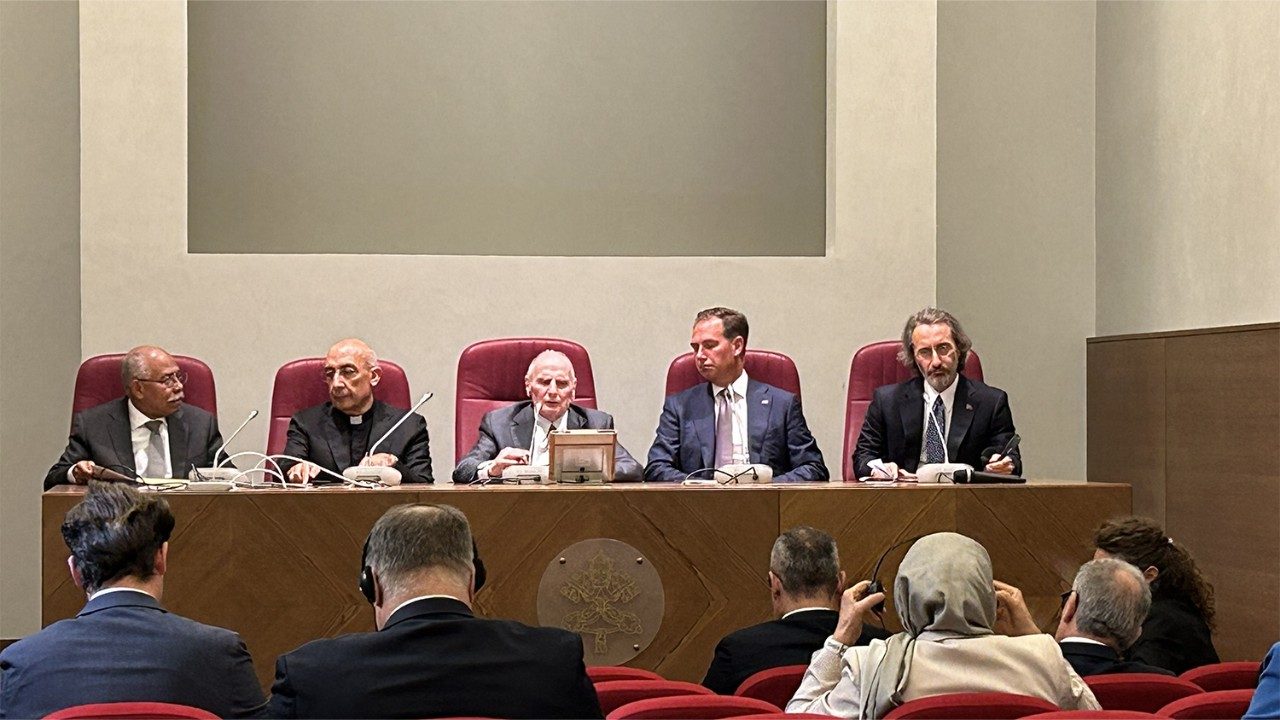 Gallagher: el orden mundial, ante una dura prueba; religiones al servicio de la paz