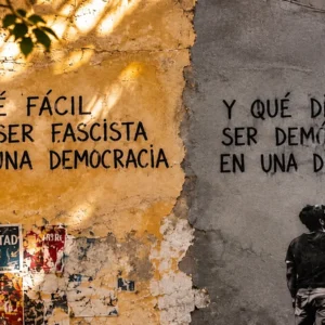 Qué fácil es ser fascista en una democracia y qué difícil ser demócrata en una dictadura